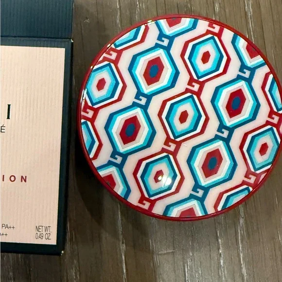 Gucci Cushion de Beauté Limited Luminous SPF 20 Moisturizing Foundation - Picture 3 of 10